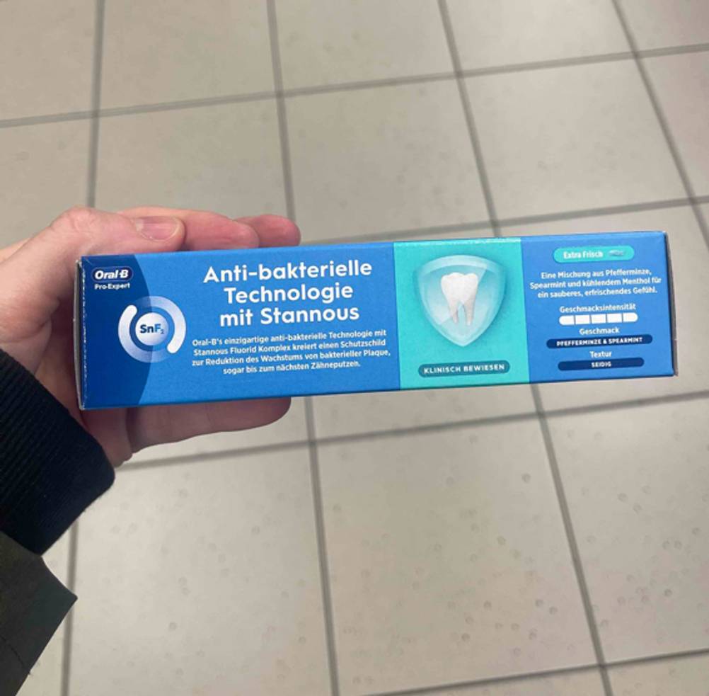 Auf der Kartonverpackung von Oral-B-Zahnpasta im Test stehen Hinweise zur Wirkung.