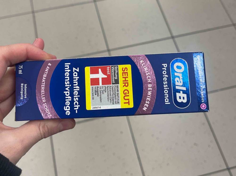 Oral-B-Zahnpasta-Test: Auf einer Seite der Umverpackung steht ein Testergebnis.