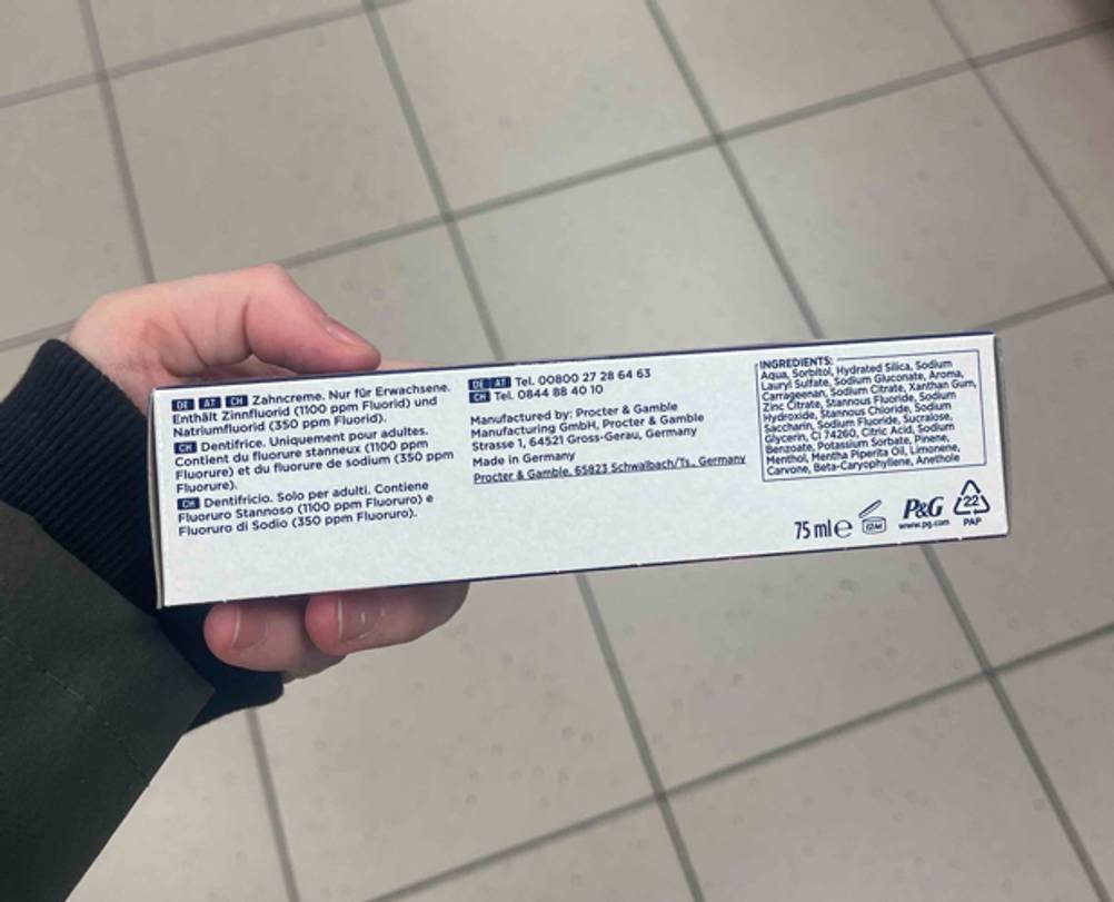 Auf einer Packungsseite von getesteter Oral-B-Zahnpasta stehen die Inhaltsstoffe.