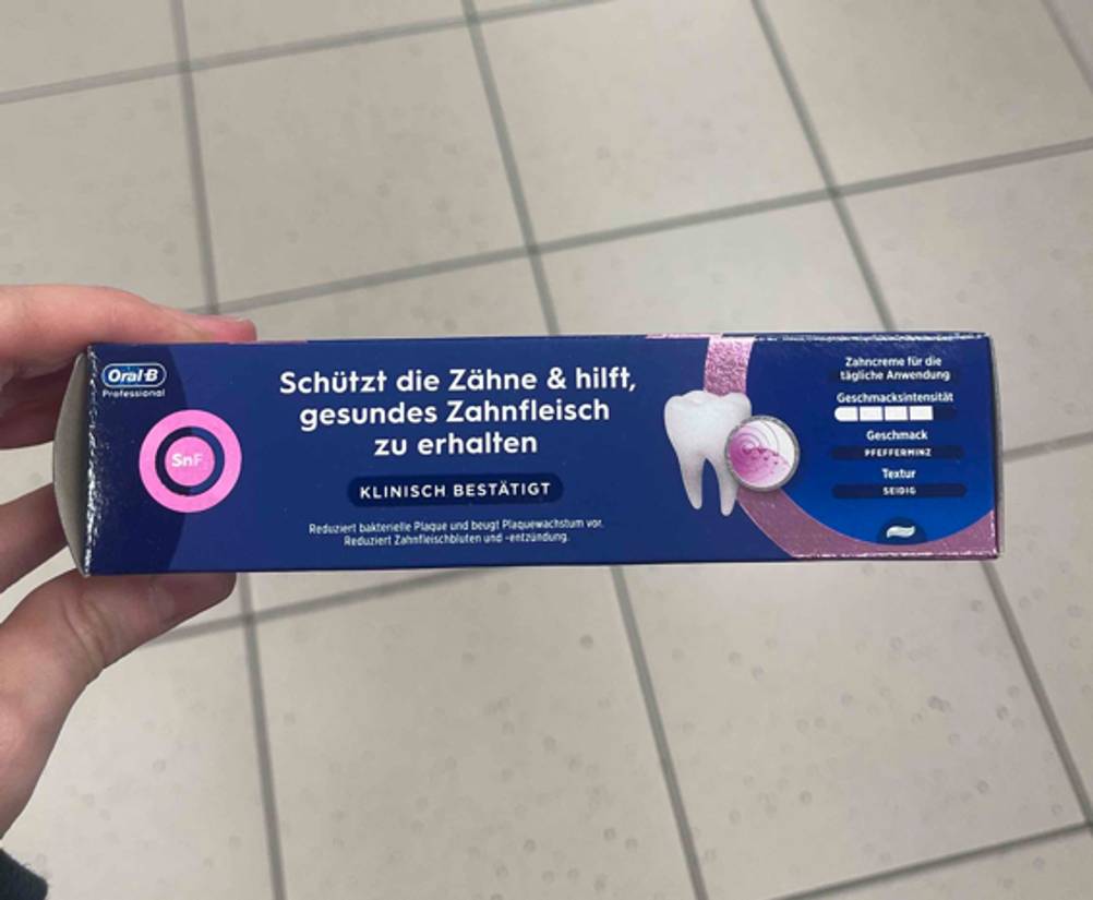 Auf der Packungsseite von getesteter Oral-B-Zahnpasta stehen Informationen zum Produkt.