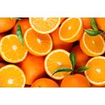 Geschnittene und ungeschnittene Orangen, zum Teil mit Blättern.