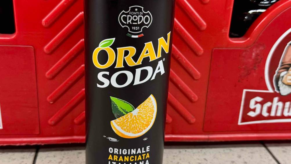 Orangenlimonade im Test: Nahaufnahme des Aufdrucks auf der Dose.
