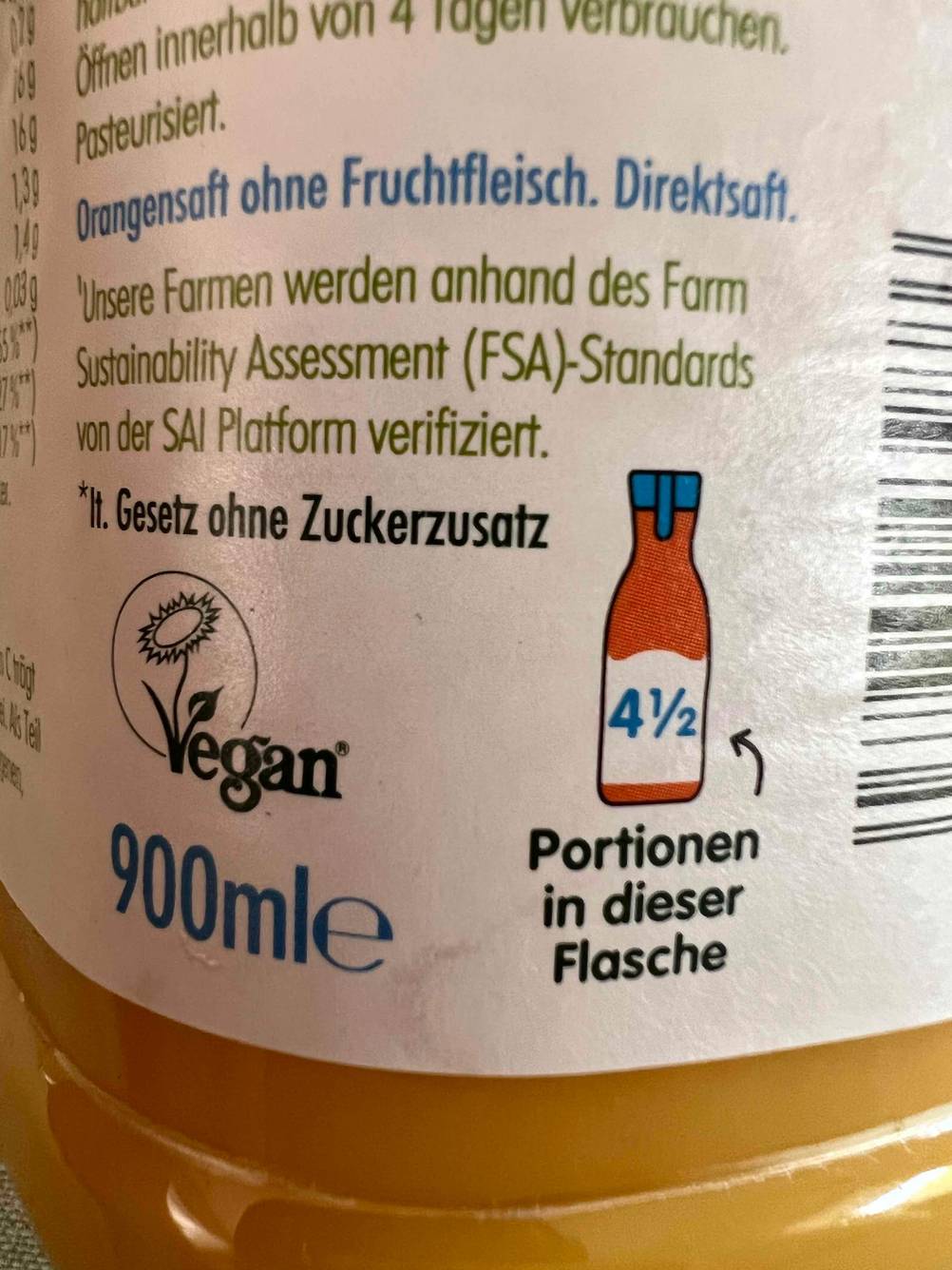 Nahaufnahme des Labels auf einer getesteten Orangensaft-Flasche mit Angaben zum Inhalt.
