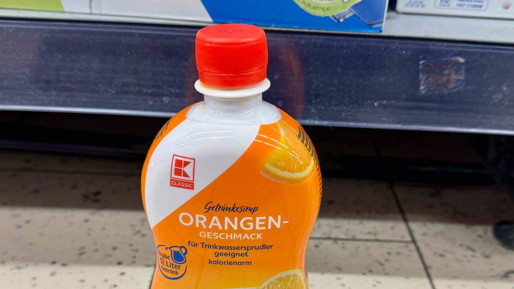 Orangensirup getestet: Nahaufnahme der Verschlusskappe und des Logos auf der Flasche.