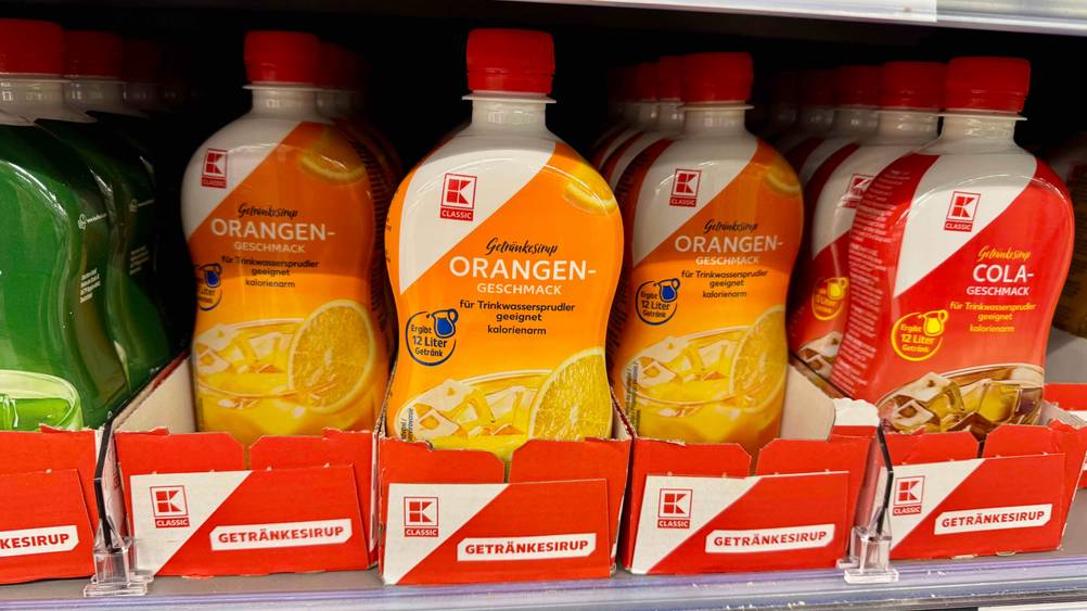 Getestet: Mehrere Flaschen des Orangensirups in einem Verkaufsregal.