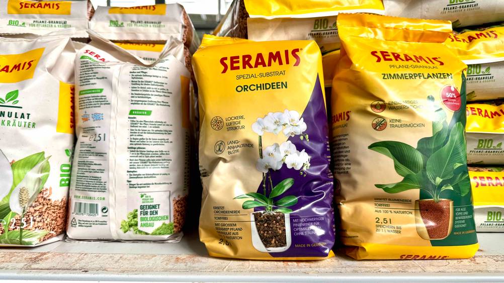 Mehrere Packungen des getesteten Orchideengranulats neben anderen Produkten in einem Regal.