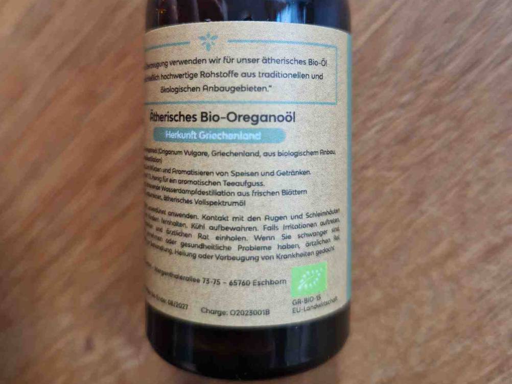 Nahaufnahme der Informationen auf der Rückseite einer Flasche Oregano-Öl im Test.