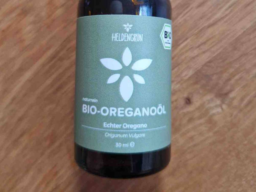 Oregano-Öl getestet: Nahaufnahme des Labels auf der Vorderseite einer Flasche.