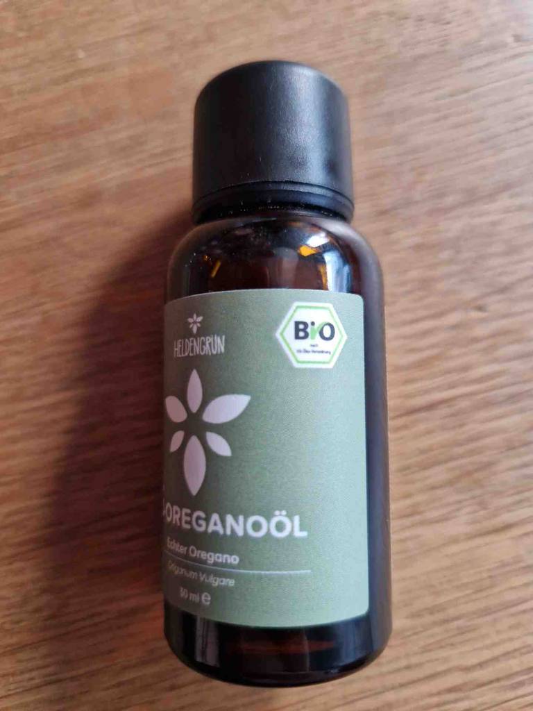 Getestetes Oregano-Öl in einer Flasche.