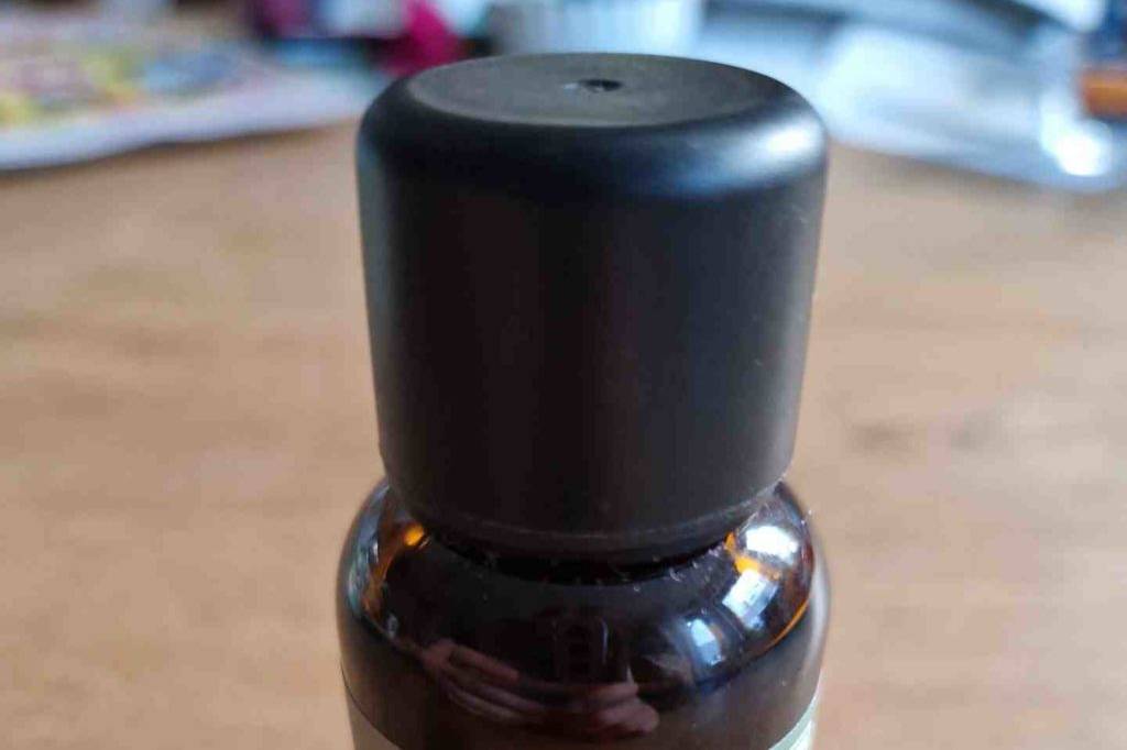 Getestetes Oregano-Öl in einer Glasflasche.