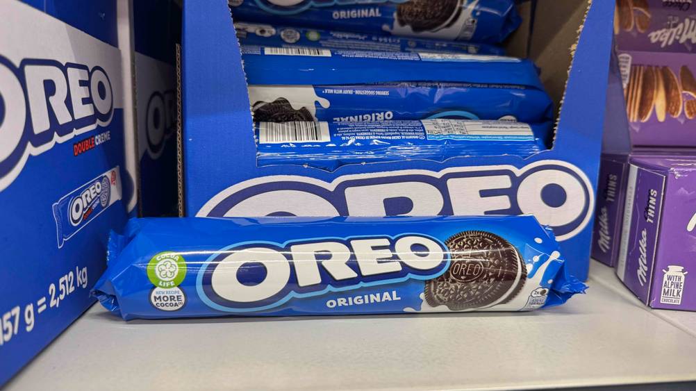 Oreo-Kekse-Test: Mehrere Packungen in einem Verkaufsregal.