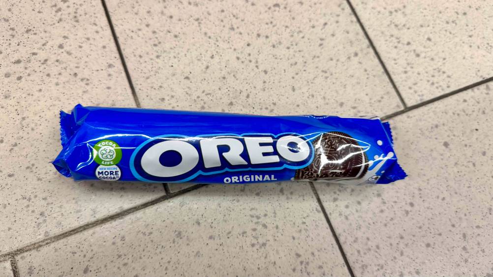 Oreo-Kekse getestet: Eine Packung von oben auf einem Fließenboden.