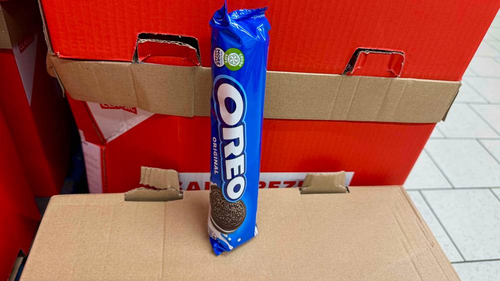 Eine Packung der gestesten Oreo-Kekse lehnen hochkant an einem roten Karton.