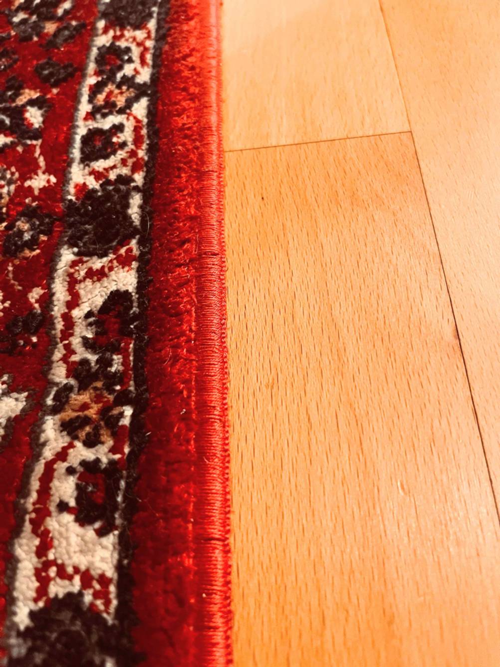 Im Test: Nahaufnahme der Seite eines Orientteppichs.