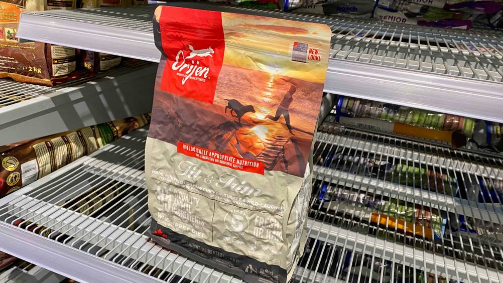 Orijen-Hundefutter getestet: Futter steht auf dem Regal.