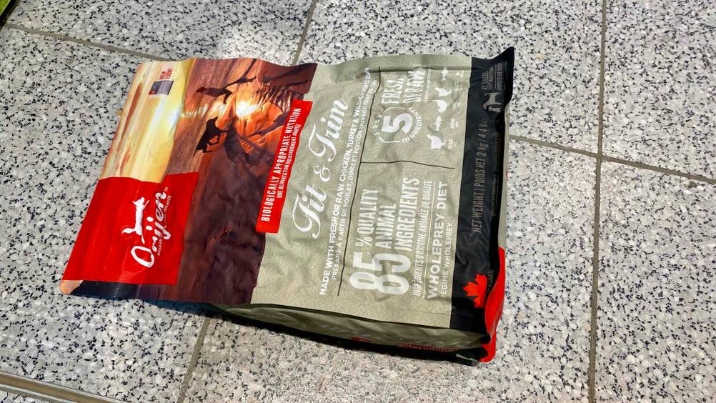Orijen-Hundefutter im Test: Packung liegt auf dem Boden.