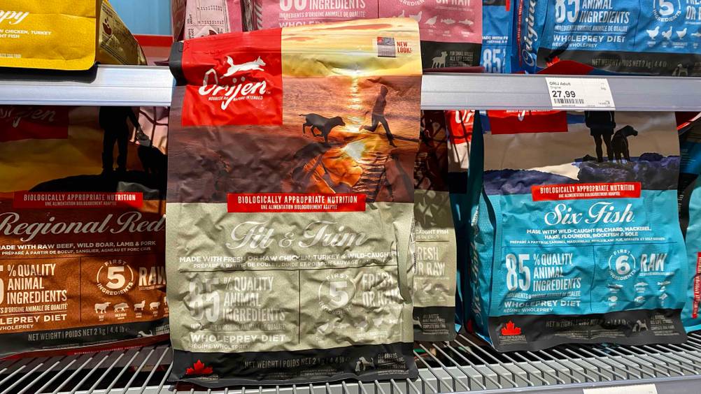 Neben getestetem Orijen-Hundefutter befinden sich weitere Produkte.