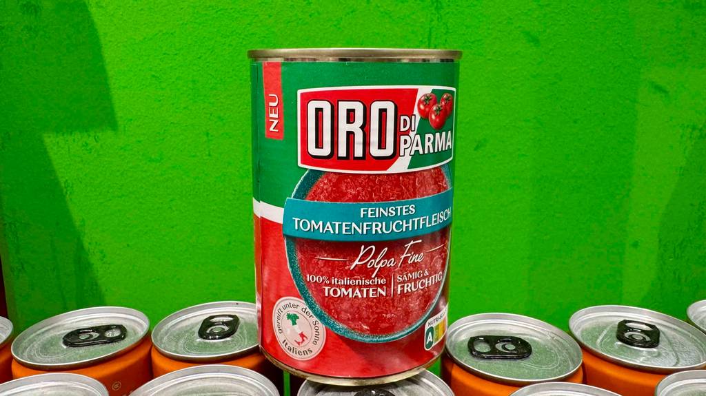 Auf einer Dose getestete Tomatensauce steht das Herkunftsland.