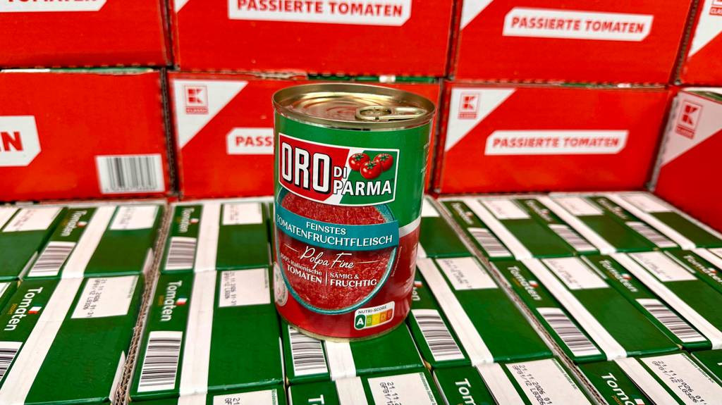 Eine Dose Tomatensauce steht zum Testen vor Kartons.