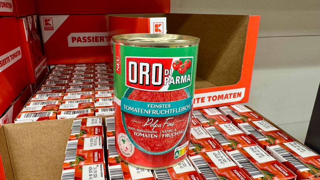 Eine Dose Tomatensauce steht zum Testen auf mehreren Tetrapacks.