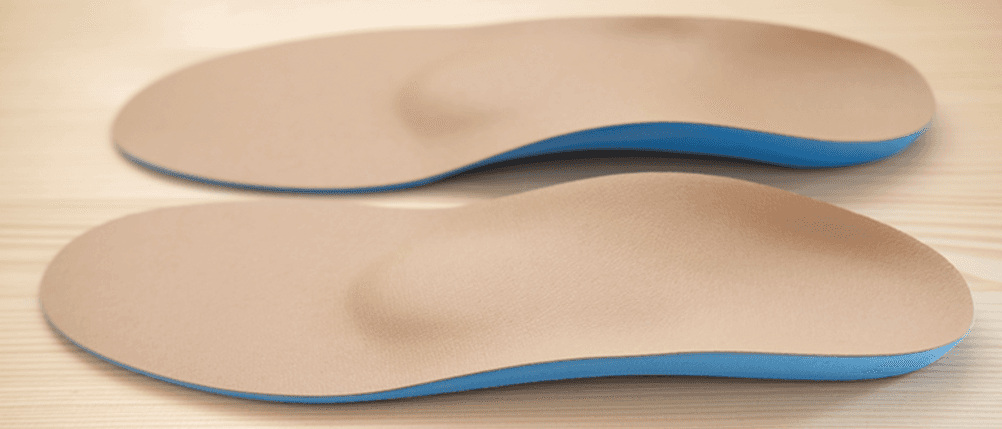Orthopädische Einlegesohlen im Test: Einlegesohlen liegen auf dem Boden.