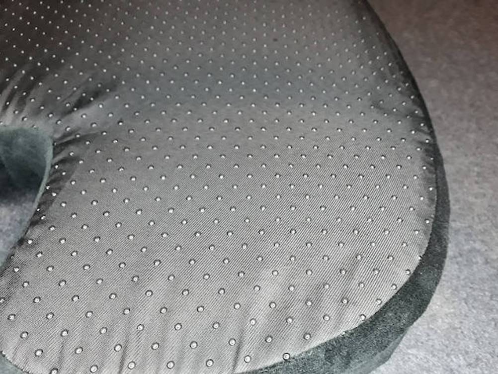 Orthopädisches Sitzkissen im Test: Ein orthopädisches Sitzkissen wird in Nahaufnahme gezeigt.
