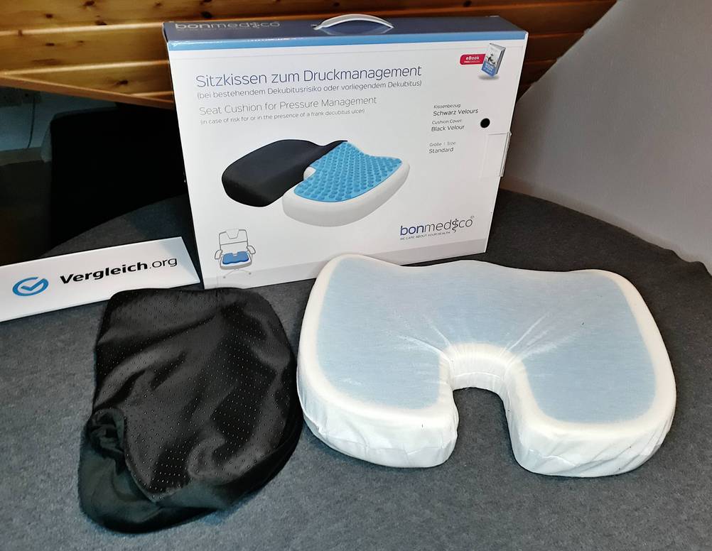 Orthopädisches Sitzkissen im Test: Ein orthopädisches Sitzkissen liegt ausgepackt vor der Umverpackung.