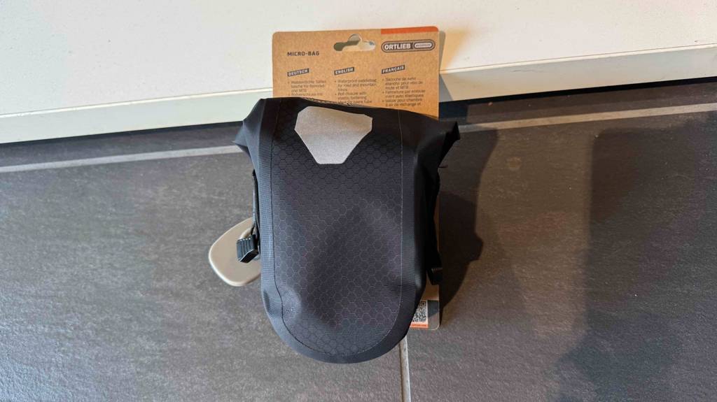 Im Test: Eine Satteltasche MTB liegt mit Kartonblister auf einem Fliesenboden.