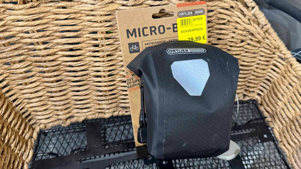 Eine getestete Satteltasche MTB steht in einem Korb.