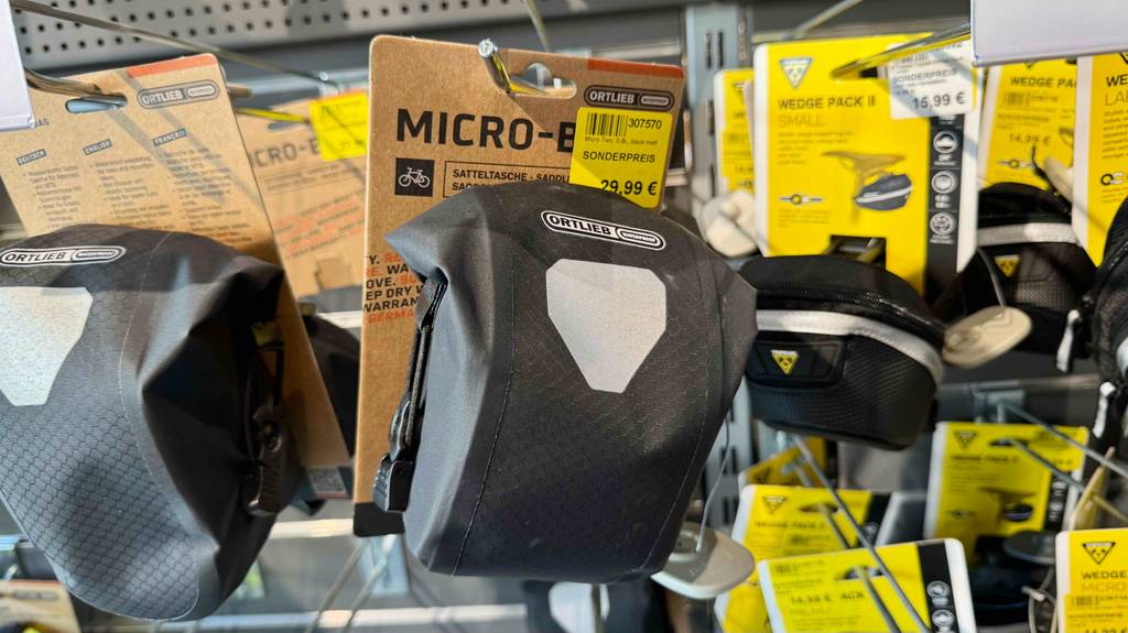 Eine Satteltasche MTB hängt zum testen in einem Regal.