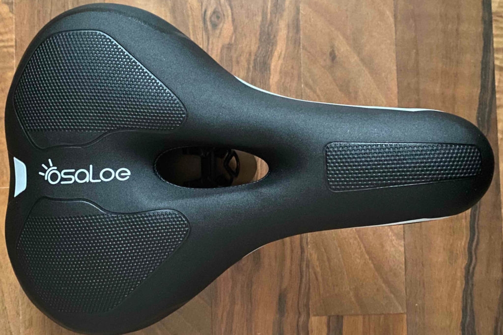 Der getestete Fahrradsattel liegt auf dem Tisch.