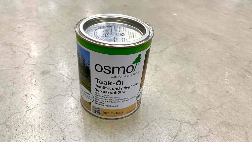 Im Test: Eine Dose Teaköl von schräg oben auf einem grauen Boden.