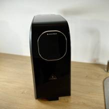 Die Osmofresh Quella Pro Black steht geschlossen auf der Küchenzeile. Das Design wirkt modern, die glänzende Front reflektiert Licht.
