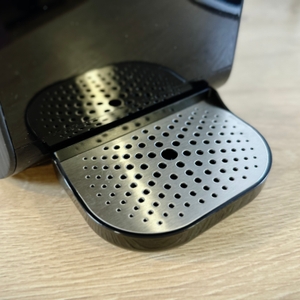 Die fest eingesetzte Tropfschale der Osmofresh Quella Pro Black ist von oben fotografiert. Die Metallabdeckung wirkt robust und hochwertig.