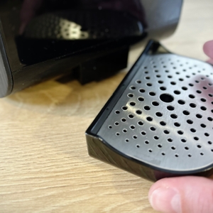 Die Tropfschale der Osmofresh Quella Pro Black ist komplett entnommen und liegt vor dem Gerät auf der Arbeitsplatte. Die magnetische Aufnahme ist gut erkennbar.