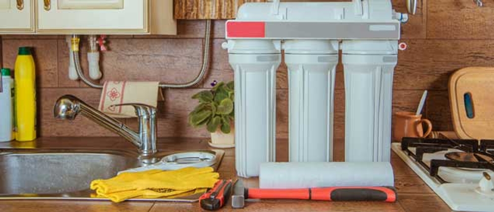 Montage einer Osmoseanlage in der Küche an der Spüle.