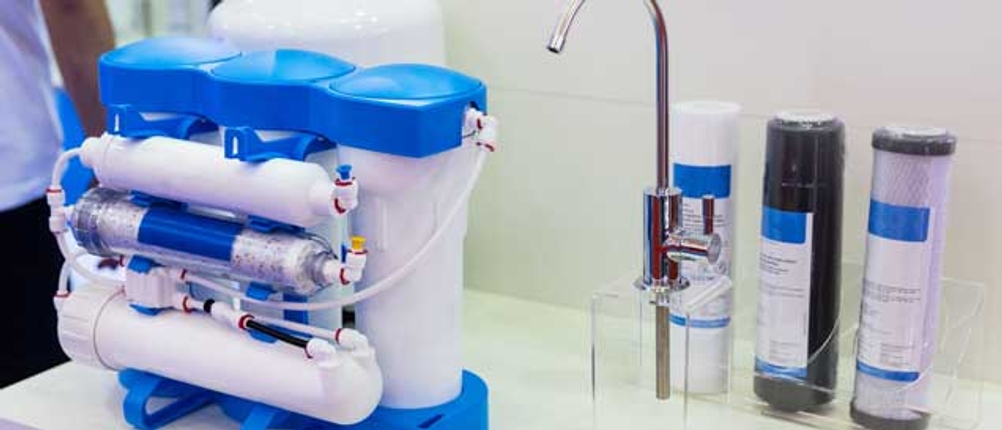 Eine Osmoseanlage steht im Test neben einem Waschbecken.