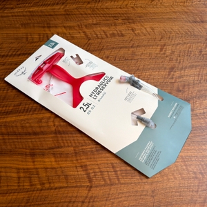 Die Osprey Hydraulics LT liegt eingepackt auf einem Tisch