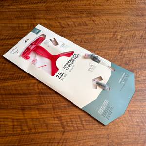 Die Osprey Hydraulics LT liegt eingepackt auf einem Tisch