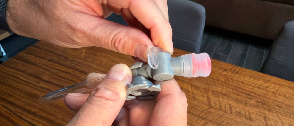 Eine Hand verändert den Durchfluss am Mundstück der Osprey Hydraulics LT