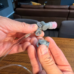 Ein Magnet am Mundstück der Osprey Hydraulics LT wird von einer Hand gehalten