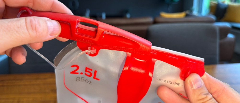 Eine Hand entfernt den Riegel an der Öffnung der Osprey Hydraulics LT