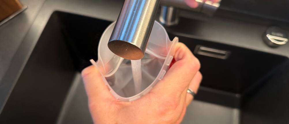 Die Osprey Hydraulics LT wird mit Wasser befüllt