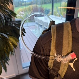 Das Mundstück der Osprey Hydraulics LT ist an einem Rucksack befestigt