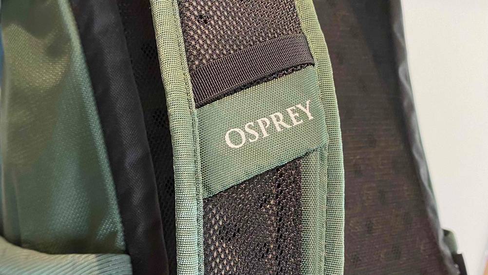 Im Test: Nahaufnahme des Schriftzuges auf den Trägern eines 30-Liter-Rucksacks.