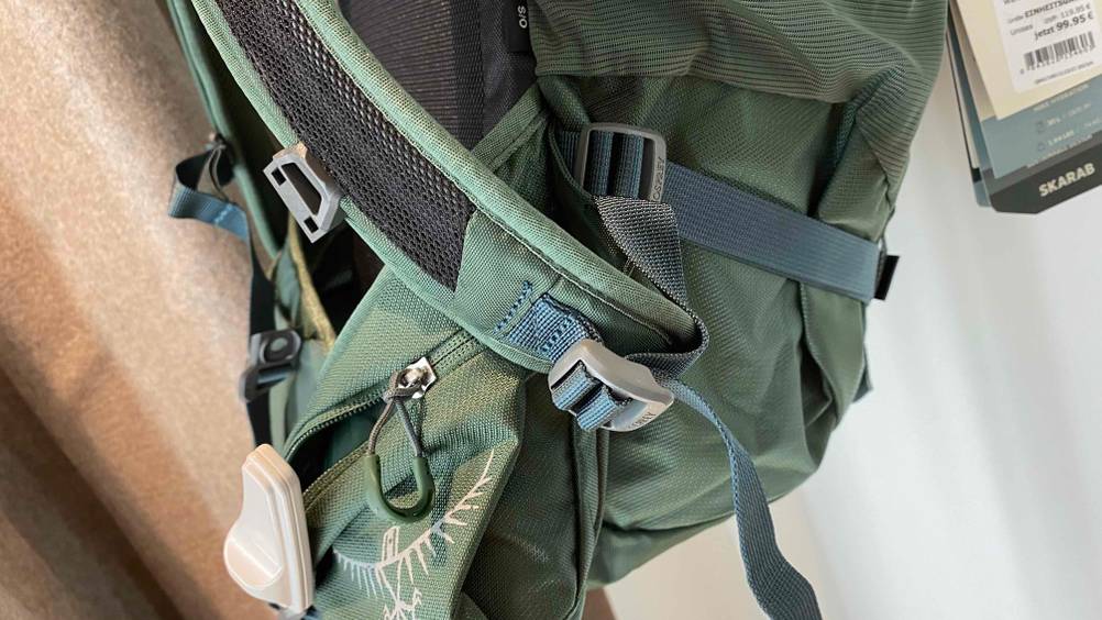 30-Liter-Rucksack getestet: Nahaufnahme der Schnalle zum Verstellen der Träger.