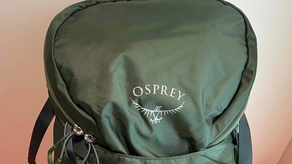 Nahaufnahme des Logos auf der Vorderseite eines getesteten 30-Liter-Rucksacks.