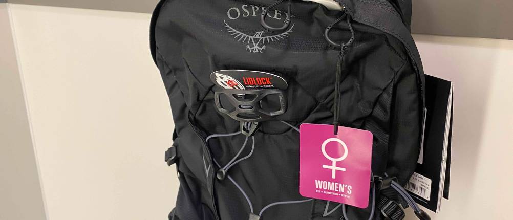 Osprey-Rucksack-Test: Ein schwarzer Osprey-Rucksack für Damen. 