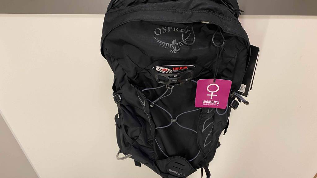 Ein getesteter Osprey-Rucksack von vorne an eine Wand hängend.