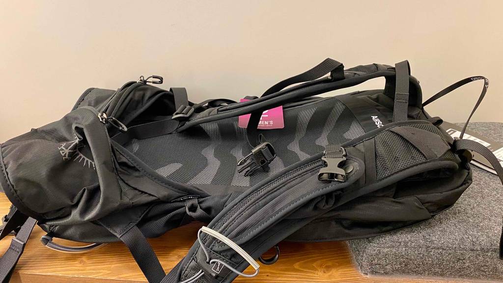 Ein getesteter Osprey-Rucksack von der Seite mit den Trageriemen nach oben liegend.